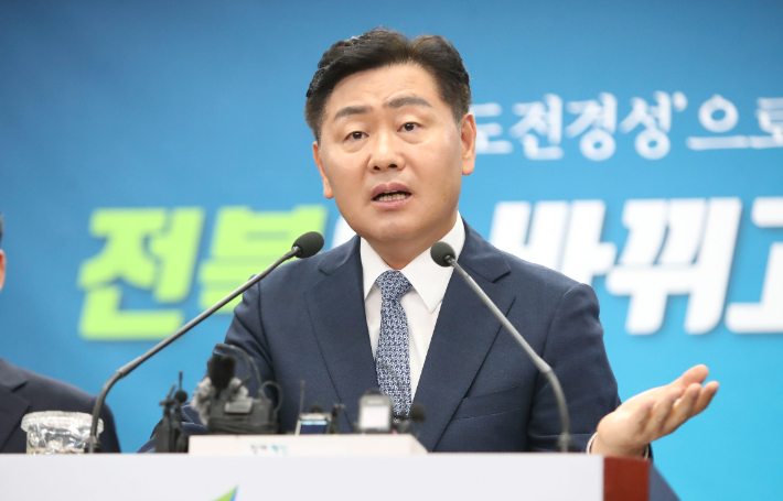 김관영 전북도지사가 28일 취임 1주년 기자회견에서 도정 비전에 대해 설명하고 있다. 전북도 제공