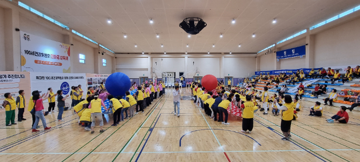 논산시 100세건강위원회 한마음 대축제. 논산시 제공