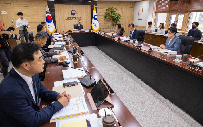 고학수 개인정보보호위원회 위원장이 28일 오전 서울 종로구 정부서울청사에서 열린 제11차 전체 회의에 참석해 심의·의결 안건을 설명하고 있다. 연합뉴스 