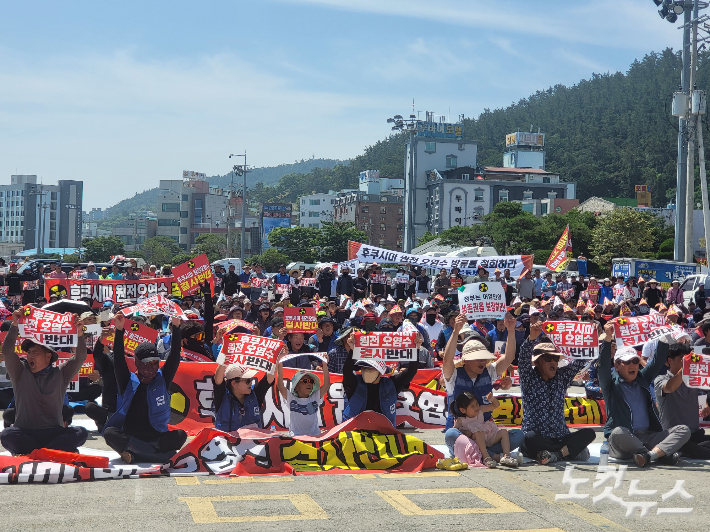 한국수산업경영인 전남도연합회는 지난 23일 오전 전남 완도군 완도항 1부두 인근 해변공원에서 '후쿠시마 원전 오염수 방류 반대' 집회를 개최했다. 독자 제공