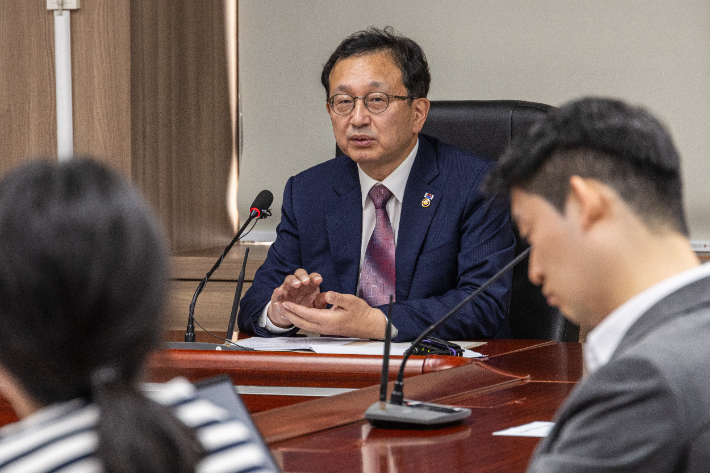 선거관리위원회 채용 비리 실태 전수조사단장을 맡고 있는 국민권익위원회 정승윤 권익위 부위원장이 28일 오후 서울 종로구 정부서울청사에서 열린 기자간담회에서 선관위 조사와 관련한 상황을 설명하고 있다. 연합뉴스