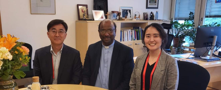 WCC 제리 필래이 총무(가운데)가 WCC중앙위원회에 참석한 박도웅 목사(왼쪽)와 김서영 목사(오른쪽)를 만나 세계교회 차원에서 한반도 평화를 위해 연대하고 지지하겠다고 밝혔다. 사진 = WCC중앙위원 박도웅 목사
