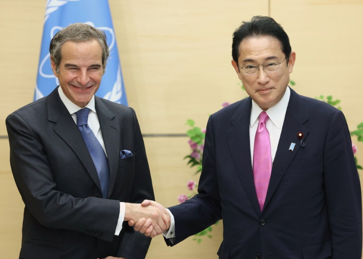 기시다 후미오 일본 총리(오른쪽)와 라파엘 그로시 IAEA 사무총장. 연합뉴스