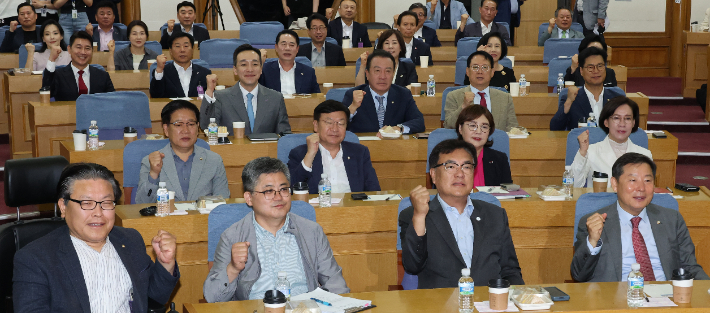 28일 국회에서 열린 국민의힘 공부모임 '국민공감' 행사에 운동권 출신 함운경 씨(왼쪽 두번째)가 초청 연사로 참석하고 있다. 현재 전북 군산에서 횟집을 운영하는 함 씨는 서울대 재학 중이던 1985년 미국문화원 점거사건을 주도했다. 연합뉴스