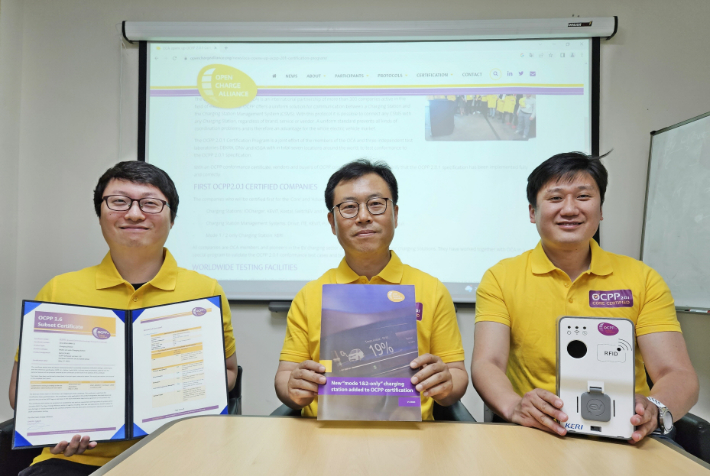 세계 최초로 전기차 충전용 과금형 콘센트 기술을 개발하고 OCPP 2.0.1 인증을 받은 KERI 연구팀(왼쪽부터 손상우·이재조·박창운 박사). 전기연구원 제공