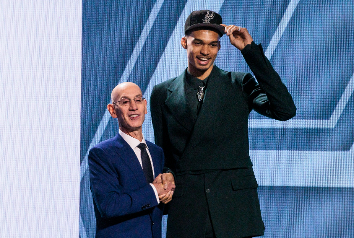 NBA의 가치를 빛내고 있는 애덤 실버 총재와 기념 촬영을 하는 빅터 웸반야마. 연합뉴스 