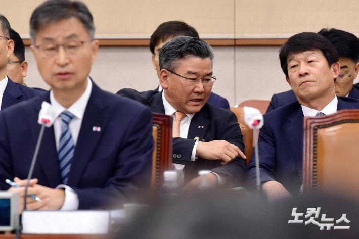 관계자와 대화하는 유병호 감사원 사무총장