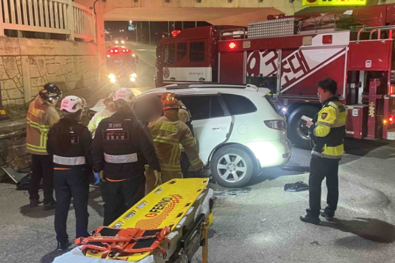 지난 3월 8일 오전 4시 58분쯤 강원 동해시 구호동에서 육군 원사 A씨가 몰던 차량이 축대를 들이 받는 사고가 발생했다.  강원소방본부 제공