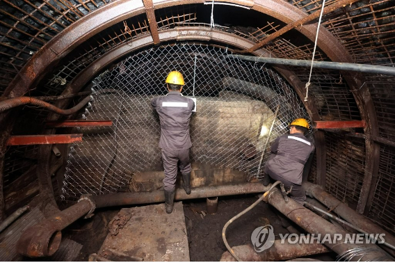 전남 화순군 동면 대한석탄공사 화순광업소 동갱에서 5월 31일 광부들이 갱도를 폐쇄하고 있다. 연합뉴스