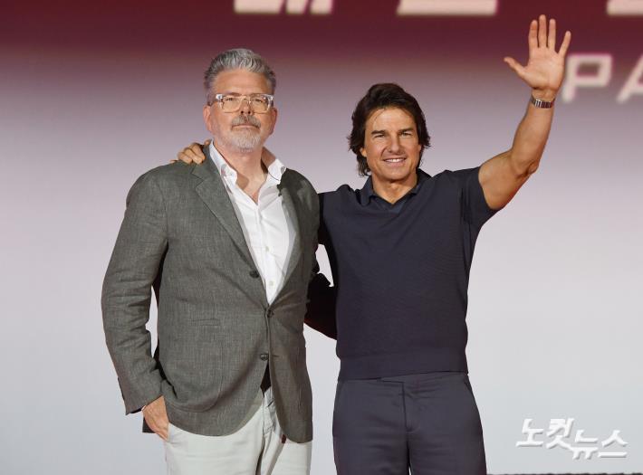 나란히 선 톰 크루즈와 크리스토퍼 맥쿼리 감독