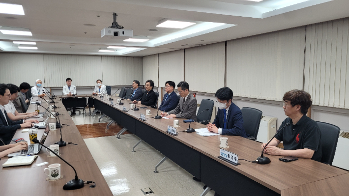 지난 29일 오후, 대한의사협회는 올 3월 구급차에서 숨진 10대 사건과 관련해 피의자로 경찰 조사를 받고 있는 대구파티마병원 전공의 A씨를 위로차 방문한 뒤 기자간담회를 열었다. 의협 제공