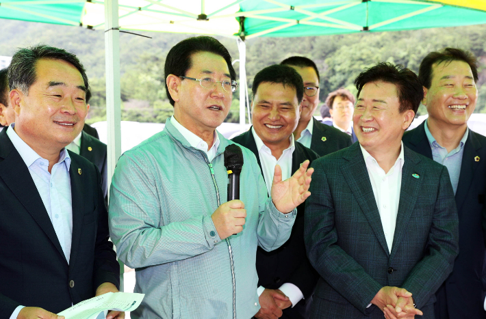 김영록 지사가 여수 세계 섬박람회 부지 조성 현장을 방문해 말하고 있다. 전남도 제공