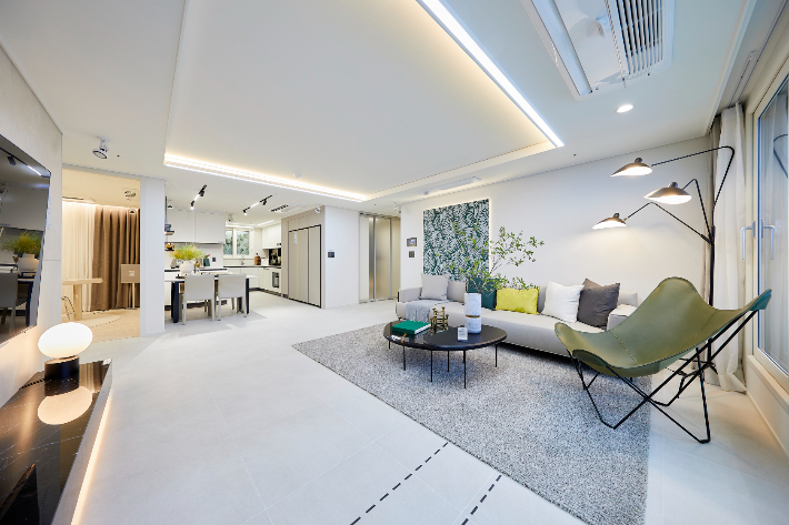 '서울대벤처타운역 푸르지오' 견본주택 거실. 대우건설 제공