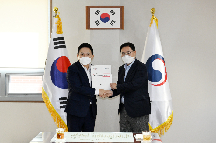 강수현 시장(오른쪽)이 지난해 9월 원희룡 국토부장관을 만나 양주시 현안 사업 지원을 건의했다. 양주시 제공