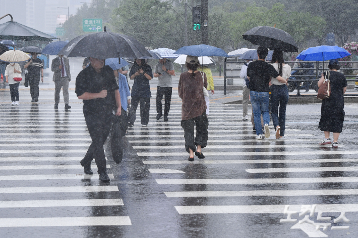 우산을 쓴 시민들이 발걸음을 재촉하고 있다. 류영주 기자