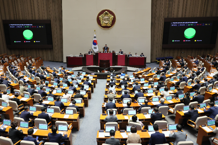 30일 오후 국회 본회의에서 '출생통보제' 도입을 등을 위한 '가족관계 등록 등에 관한 법률 개정안'이 통과되고 있다. 연합뉴스