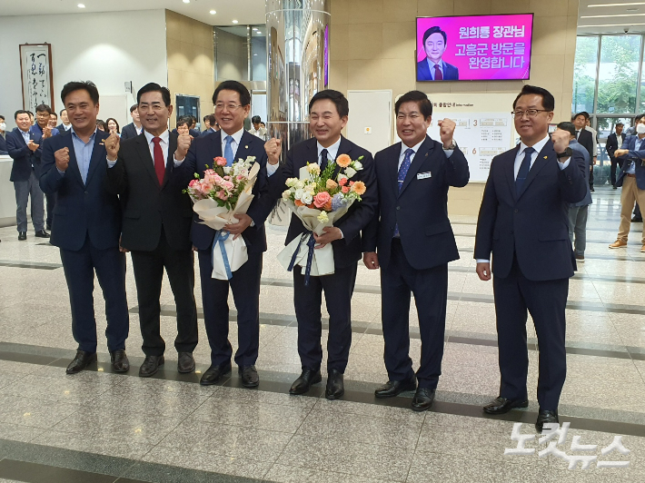  원희룡 국토부 장관이 고흥군청 1층 로비에서 환대 받으며 포즈를 취했다. 고영호 기자