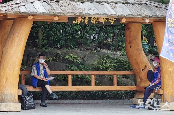 부산 해운대구의 한 쉼터에서 어르신들이 더위를 피해 쉬고 있다. 김혜민 기자