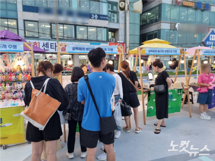 1일 오후 부산 민락수변공원에 열린 가판대에 방문객들이 몰려든 모습. 박진홍 기자