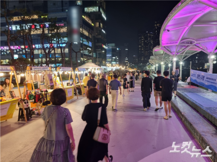 1일 부산 민락수변공원에서 시민들이 산책하고 있다. 박진홍 기자