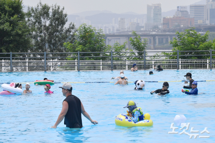 지난달 23일 오후 서울 광진구 뚝섬한강공원 야외수영장에서 시민들이 물놀이를 하고 있다. 류영주 기자