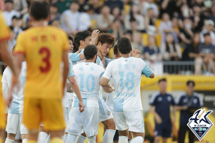 울산 현대 박용우와 함께 골을 축하하는 동료들. 한국프로축구연맹