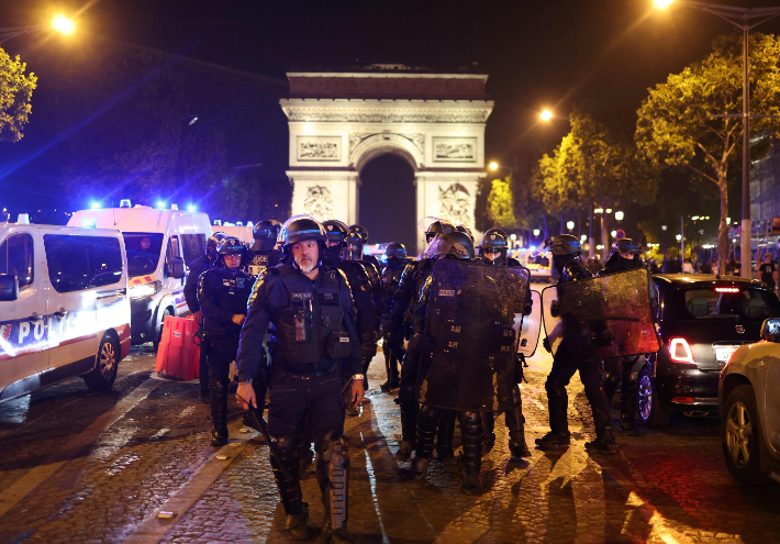 프랑스 전역에서 폭력 시위가 이어지는 가운데 경찰이 1일(현지시간) 밤 파리 개선문 앞을 지키고 있다. 연합뉴스