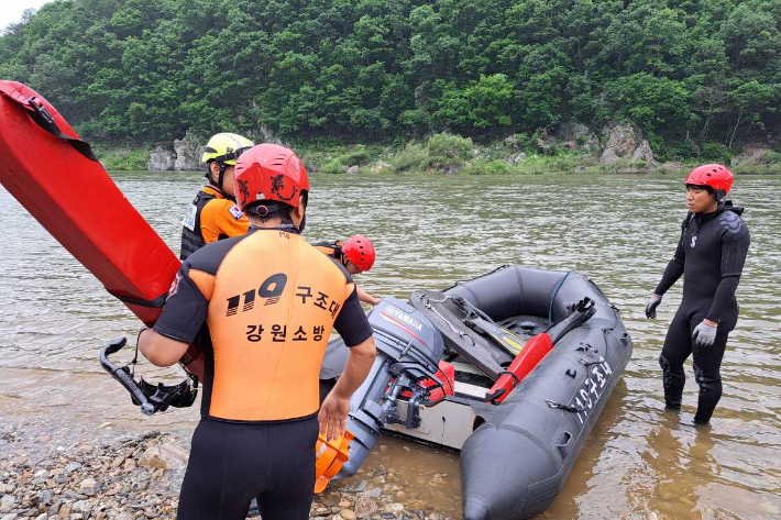 3일 강원도소방본부에 따르면 지난 1일 오전 6시 36분쯤 강원 홍천군 서면 팔봉리 홍천강 팔봉 1교 인근에서 40대 여성 A씨가 물살에 떠내려가 실종됐다. 강원소방본부 제공