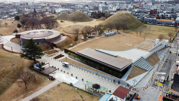 지난달 30일 정식 개관한 '금관총'과 '신라고분정보센터' 전경. 경주시 제공