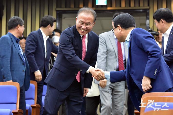 의원총회 참석하는 윤재옥 원내대표