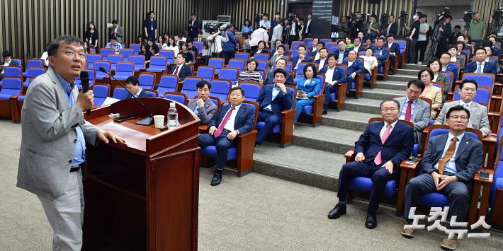 국민의힘 의총 강연하는 민경우 대안연대 대표