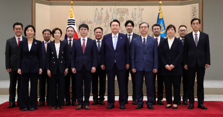 윤석열 대통령이 3일 서울 용산 대통령실 청사에서 김완섭 기획재정부 2차관, 조성경 과기정통부 1차관, 장미란 문화체육관광부 2차관 등 신임 차관들에게 임명장을 수여한 뒤 기념촬영을 하고 있다. 연합뉴스