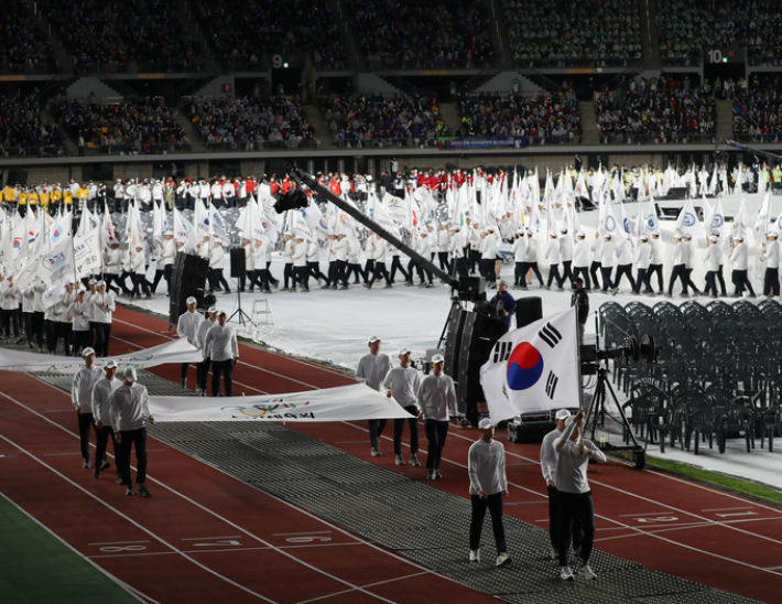 지난해 울산광역시 종합운동장에서 열린 '제103회 전국체육대회' 개회식에서 기수단이 입장하고 있다. 연합뉴스