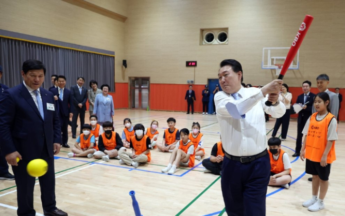 윤석열 대통령이 방과후 돌봄·교육 프로그램인 '늘봄학교' 참관을 위해 3일 경기도 수원초등학교를 방문, 전직 프로야구 선수들이 강사로 초등학생들을 지도하는 간이야구 프로그램에서 티볼 스윙을 하고 있다. 연합뉴스