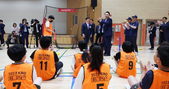 윤석열 대통령이 방과후 돌봄·교육 프로그램인 '늘봄학교' 참관을 위해 3일 경기도 수원초등학교를 방문, 전직 프로야구 선수들이 강사로 초등학생들을 지도하는 간이야구 프로그램을 참관보고 있다. 연합뉴스