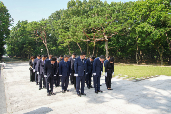 경주시의회 이철우 의장과 이동협 부의장 등 시의원들이 황성공원 충혼탑에서 묵념하고 있다. 경주시의회 제공