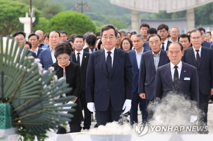 (광주=연합뉴스) 천정인 기자 = 더불어민주당 이낙연 전 대표가 2일 오전 광주 북구 국립 5·18 민주묘지를 참배하고 있다. 2023.7.2 iny@yna.co.kr 연합뉴스