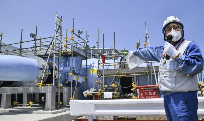 일본 도쿄전력 직원이 지난 달 26일 후쿠시마 다이치 원자력발전소에서 기자들에게 방사능 오염수 방류 시설에 관해 설명하고 있다. 연합뉴스