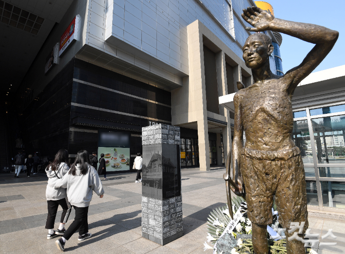 서울 용산역 광장에 세워진 강제징용노동자상. 황진환 기자