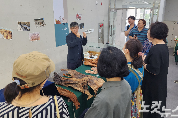 김동문 선교사가 관람객들에게 가죽포대와 낙타가죽, 목자의 지팡이 등에 대해 설명하고 있다.