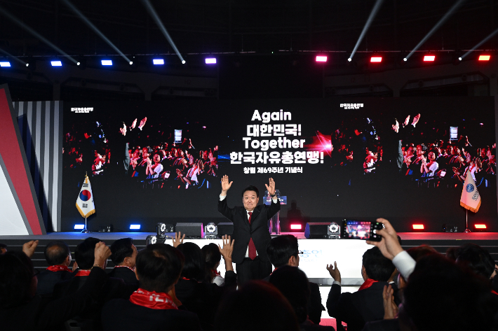 환호에 답하는 윤석열 대통령     (서울=연합뉴스) 임헌정 기자 = 윤석열 대통령이 28일 서울 중구 장충체육관에서 열린 한국자유총연맹 창립 제69주년 기념식에서 환호에 손 들어 답하고 있다. 2023.6.28  [대통령실 제공. 재판매 및 DB 금지]     kane@yna.co.kr  (끝)   연합뉴스
