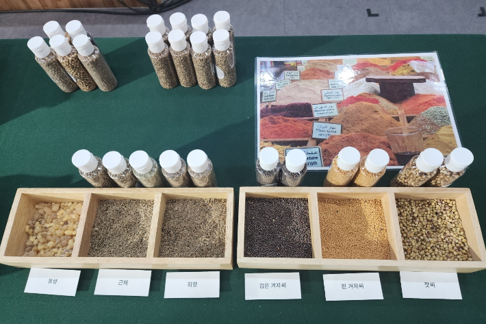 겨자씨 등 성경에 나오는 다양한 씨앗들. 김동문 선교사는 "성경이 묘사하는 만나는 깟씨와 같다"며 "깟씨는 약 3mm의 작은 크기"라고 설명했다. 이어 "광야의 이스라엘 백성은 만나를 배불리 먹기 위해 매일 1.5L 페트병을 깟씨 크기의 만나를 주워 가득 채워야 했다"며 "만나는 거저 주어진 것이 아니라  노동을 통해 얻을 수 있었다는 것을 유추해 볼 수 있다"고 말했다.