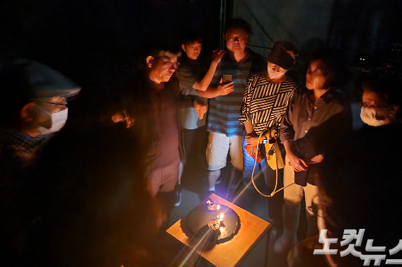 관람객들이 당시 사용된 등잔과 등불을 통해 성경 속 성막을 간접 체험해 보고 있다.