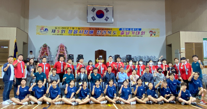 지난 1일 개최된 '제5회 정읍시장배 전라북도 줄넘기 대회'에 출전한 선수들이 기념촬영을 하고 있다. 정읍시 제공 