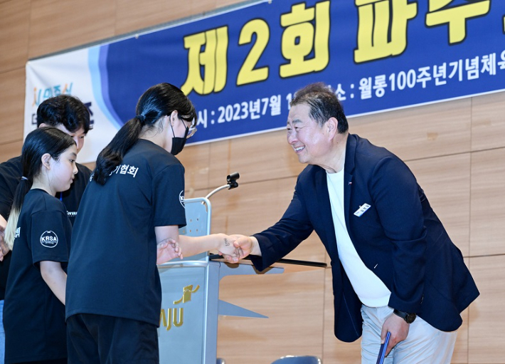 지난 1일 열린 '제2회 파주시장배 줄넘기 대회'에서 김경일 파주시장이 출전 선수들과 인사하고 있다. 파주시 제공