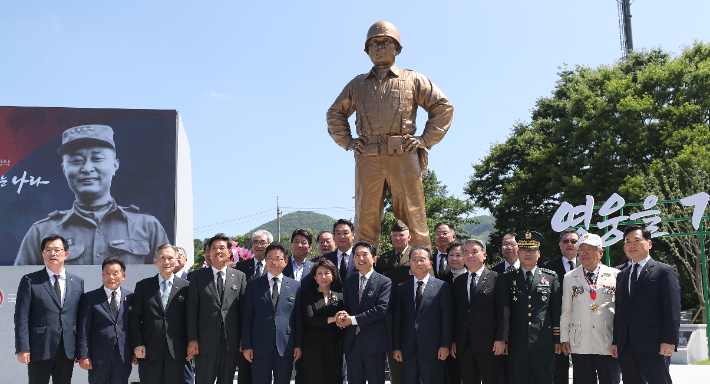 5일 오후 경북 칠곡 다부동 전적 기념관에서 열린 고 백선엽 장군의 동상 제막식에서 박민식 보훈부 장관, 백선엽 장군의 장녀 백남희 여사, 이철우 경북도지사, 이종섭 국방부 장관, 국민의힘 윤재옥 원내대표 등 내빈들이 제막 후 기념 촬영을 하고 있다. 연합뉴스