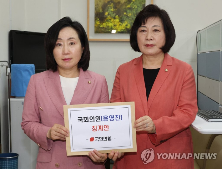 (서울=연합뉴스) 한상균 기자 = 국민의힘 정경희 원내부대표(오른쪽)와 전주혜 원내대변인이 4일 국회 의안과에 민주당 윤영찬 의원 징계안을 제출하고 있다. 2023.7.4 xyz@yna.co.kr 연합뉴스