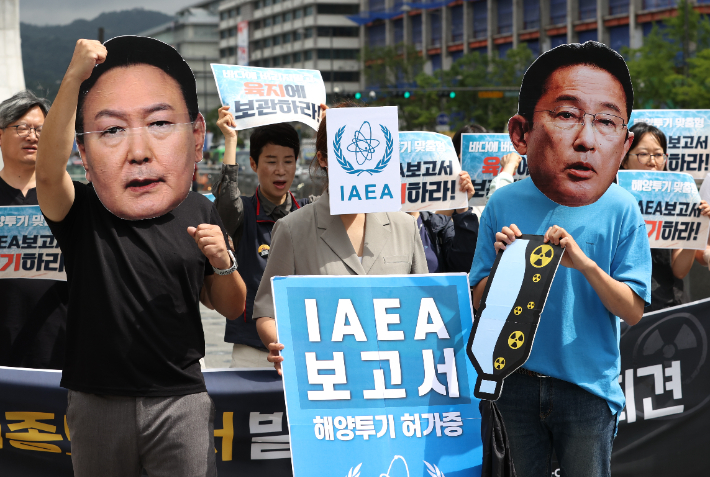 5일 오전 서울 종로구 광화문광장에서 일본방사성오염수해양투기저지공동행동이 연 'IAEA 최종보고서 발표 대응 기자회견'에서 참가자들이 오염수 방류와 관련된 IAEA 보고서를 규탄하는 퍼포먼스를 진행하고 있다. 연합뉴스