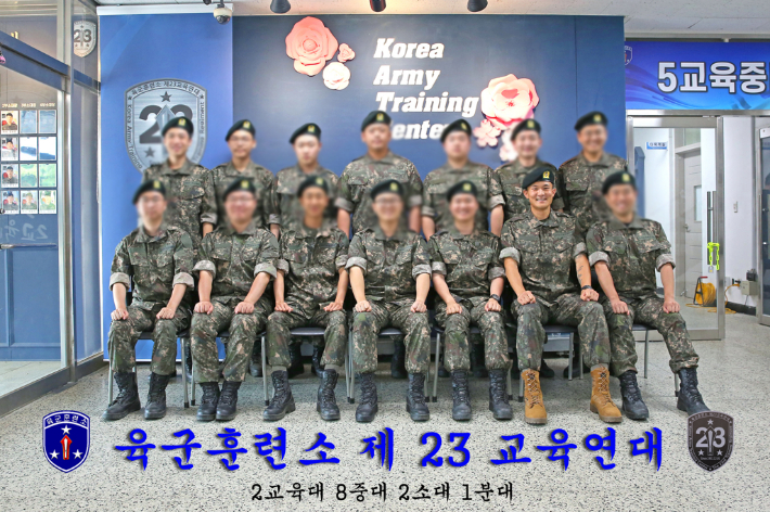 밝은 표정으로 사진을 찍는 김민재. 육군훈련소 홈페이지 캡처