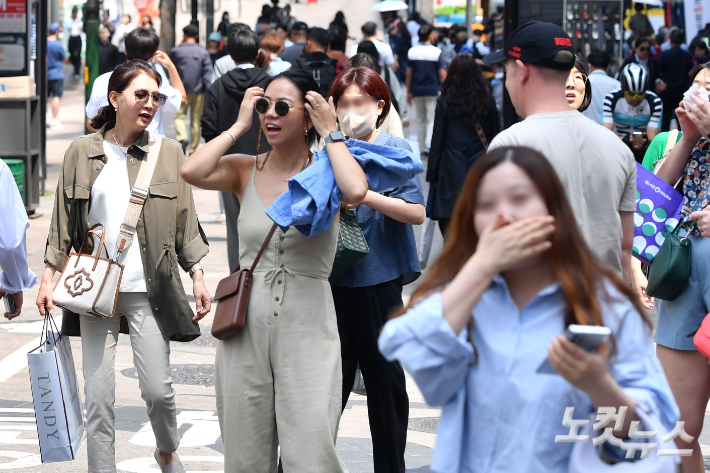 서울 명동거리에 시민 및 관광객들. 류영주 기자